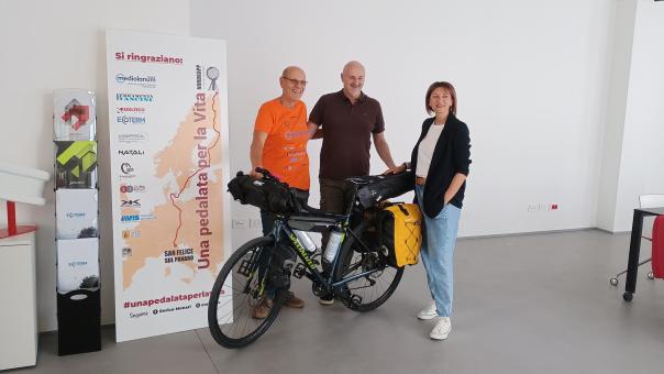 “Je moet waarschijnlijk een beetje gek zijn” Edilteco steunt de fietstocht van Enrico Monari naar de Noordkaap