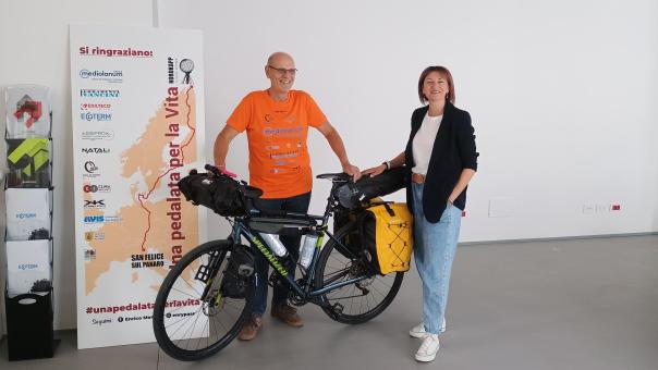 “Je moet waarschijnlijk een beetje gek zijn” Edilteco steunt de fietstocht van Enrico Monari naar de Noordkaap