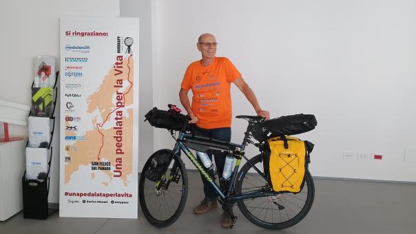 “Je moet waarschijnlijk een beetje gek zijn” Edilteco steunt de fietstocht van Enrico Monari naar de Noordkaap